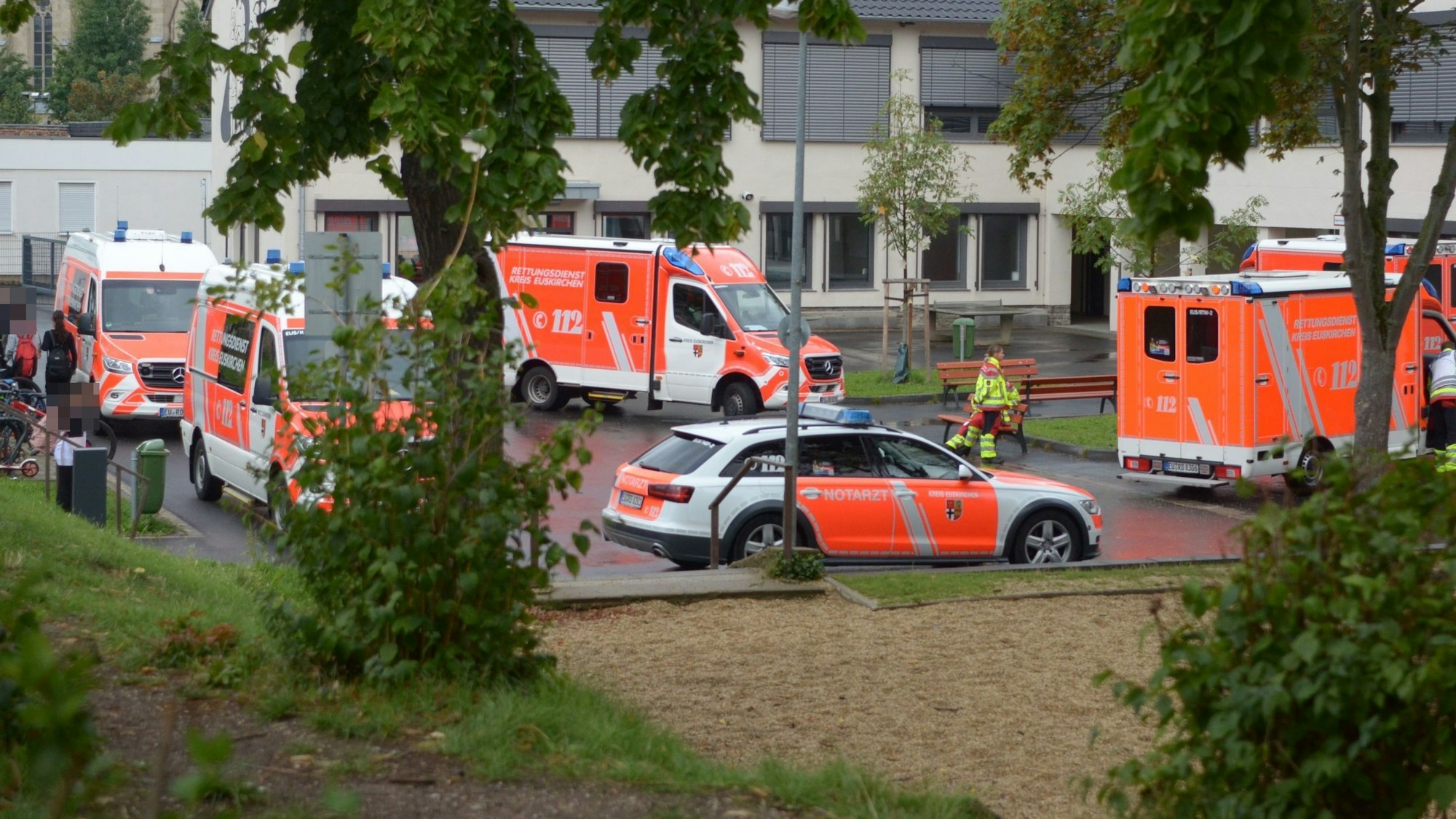Das Bild zeigt zahlreiche Rettungswagen und Rettungskräfte auf dem Schulhof der Gesamtschule in Euskirchen.