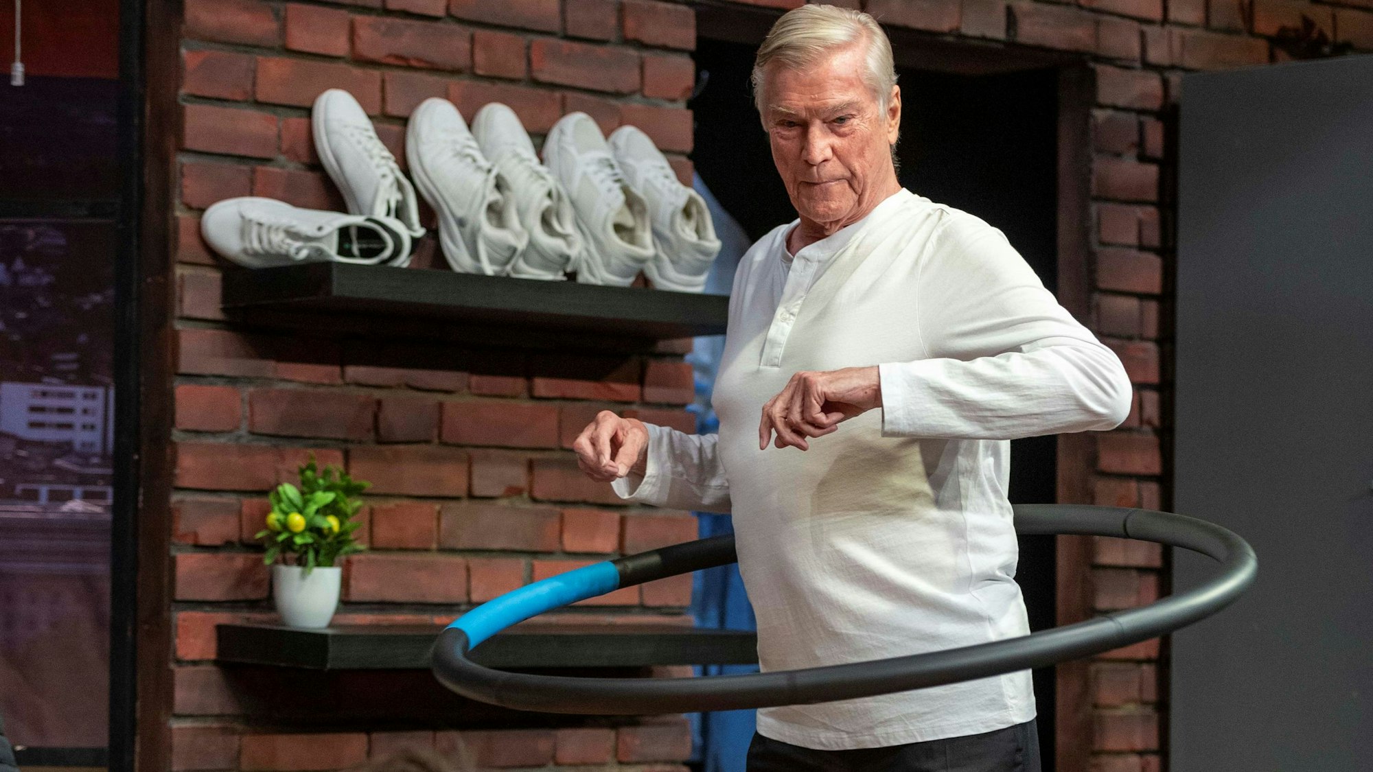 Jochen Busse in Weiße Turnschuhe