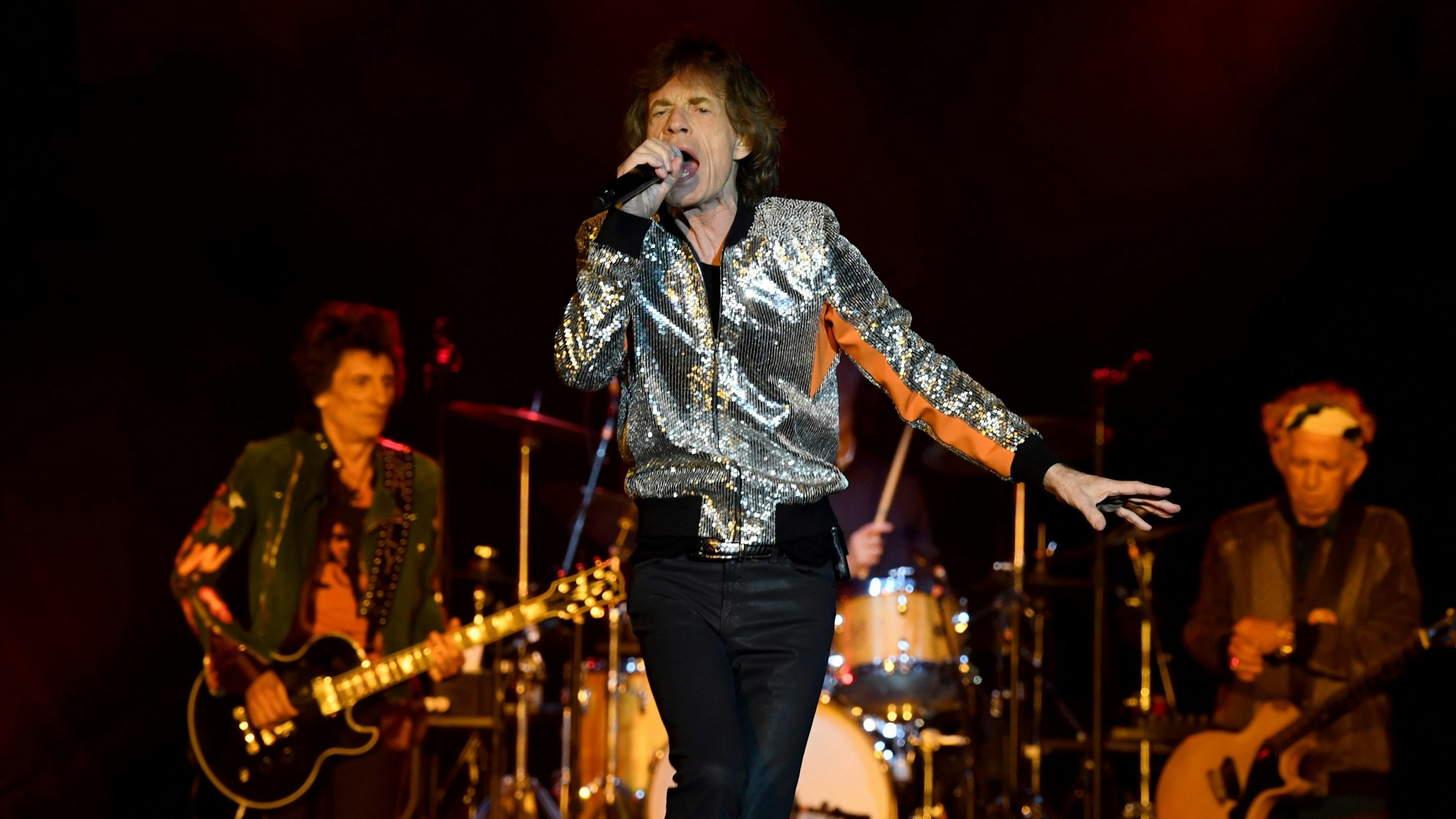 Das Archivbild zeigt den damaligen Tour-Start der Rolling Stones am 09.09.2017 in Hamburg mit Sänger Mick Jagger (Vorne) dahinter (l-r) Gitarrist Ron Wood, Drummer Charlie Watts (verdeckt) und Gitarrist Keith Richards.