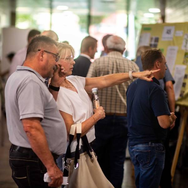 Das Bild zeigt eine Frau und einen Mann, die auf eine Grafik schauen.