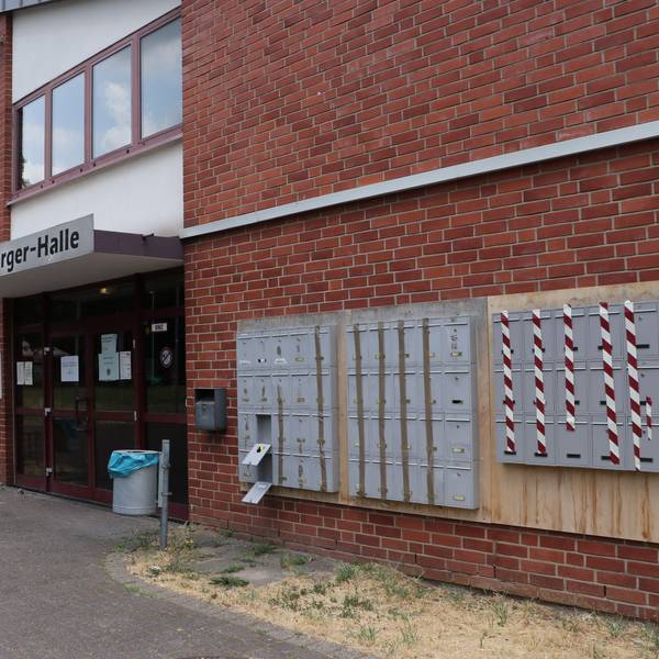 Neben dem Eingang der Sporthalle sind Briefkästen angebracht.