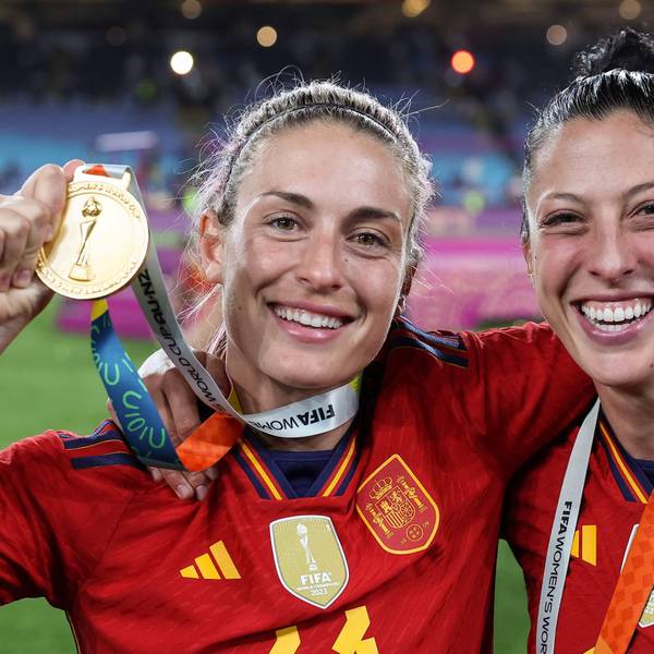 Spaniens Mittelfeldspielerin Alexia Putellas und Jennifer Hermoso feiern ihren Sieg während des Endspiels der Frauenfußball-Weltmeisterschaft 2023 zwischen Spanien und England im Stadium Australia in Sydney am 20. August 2023.