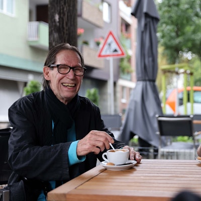 Zwei Männer trinken Kaffee.