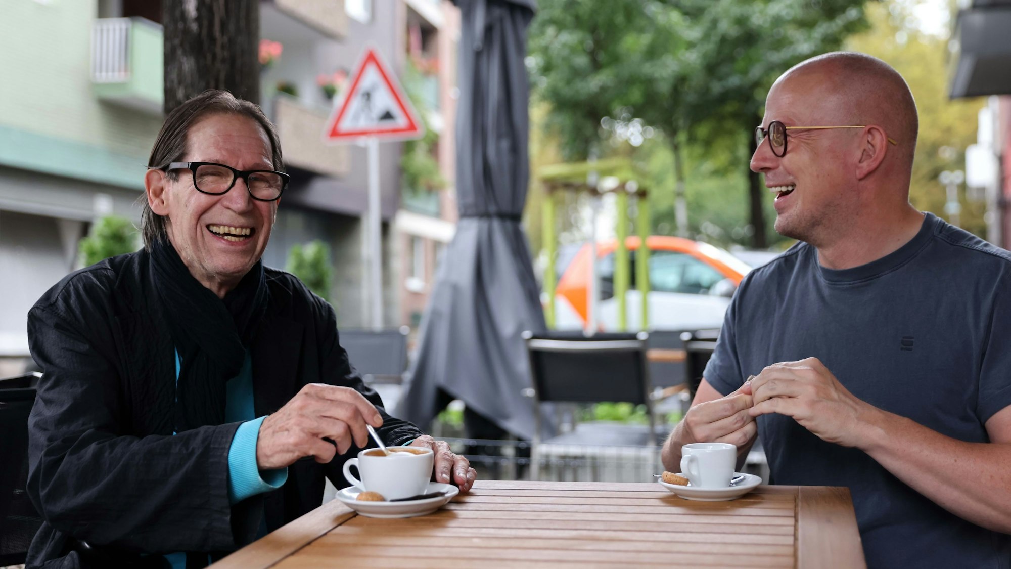 Zwei Männer trinken Kaffee.