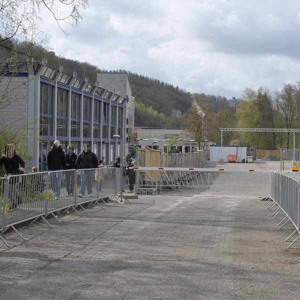 Das Foto zeigt Absperrungen am Schulzentrum Kürten.