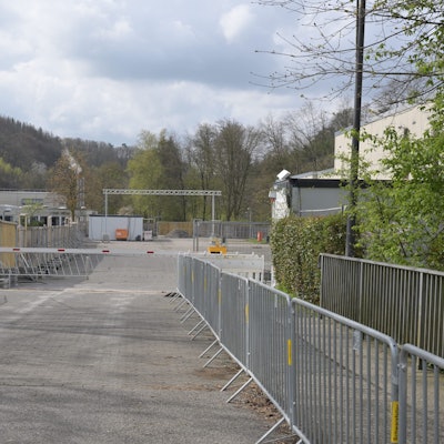 Das Foto zeigt Absperrungen am Schulzentrum Kürten.