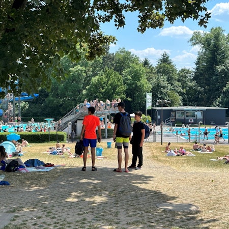 Badbesucher im Siegburger Oktopus-Freibad
