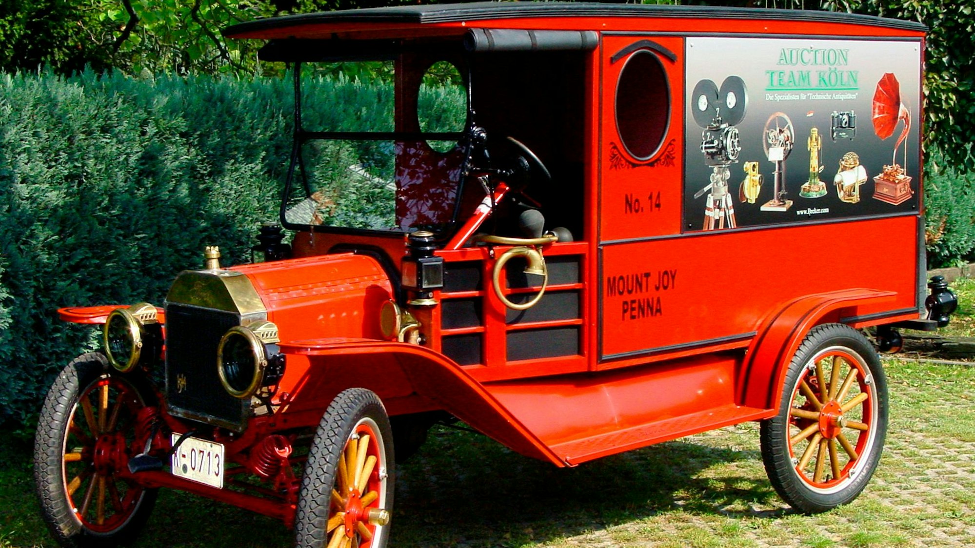 Ford Modell T aus dem Jahr 1914 mit Reklametafeln