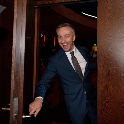 Der Komiker Jan Böhmermann kommt zur 59. Grimme-Preisverleihung. Er bekommt den Preis in der Kategorie "Unterhaltung". +++ dpa-Bildfunk +++