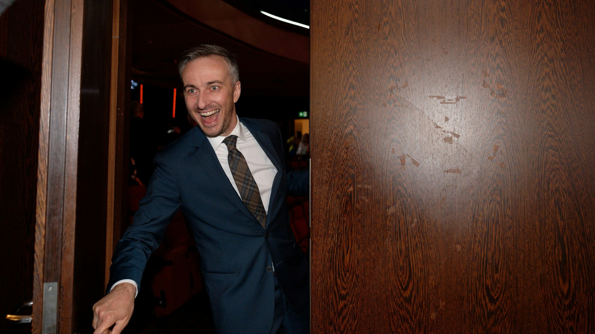 Der Komiker Jan Böhmermann kommt zur 59. Grimme-Preisverleihung. Er bekommt den Preis in der Kategorie "Unterhaltung". +++ dpa-Bildfunk +++