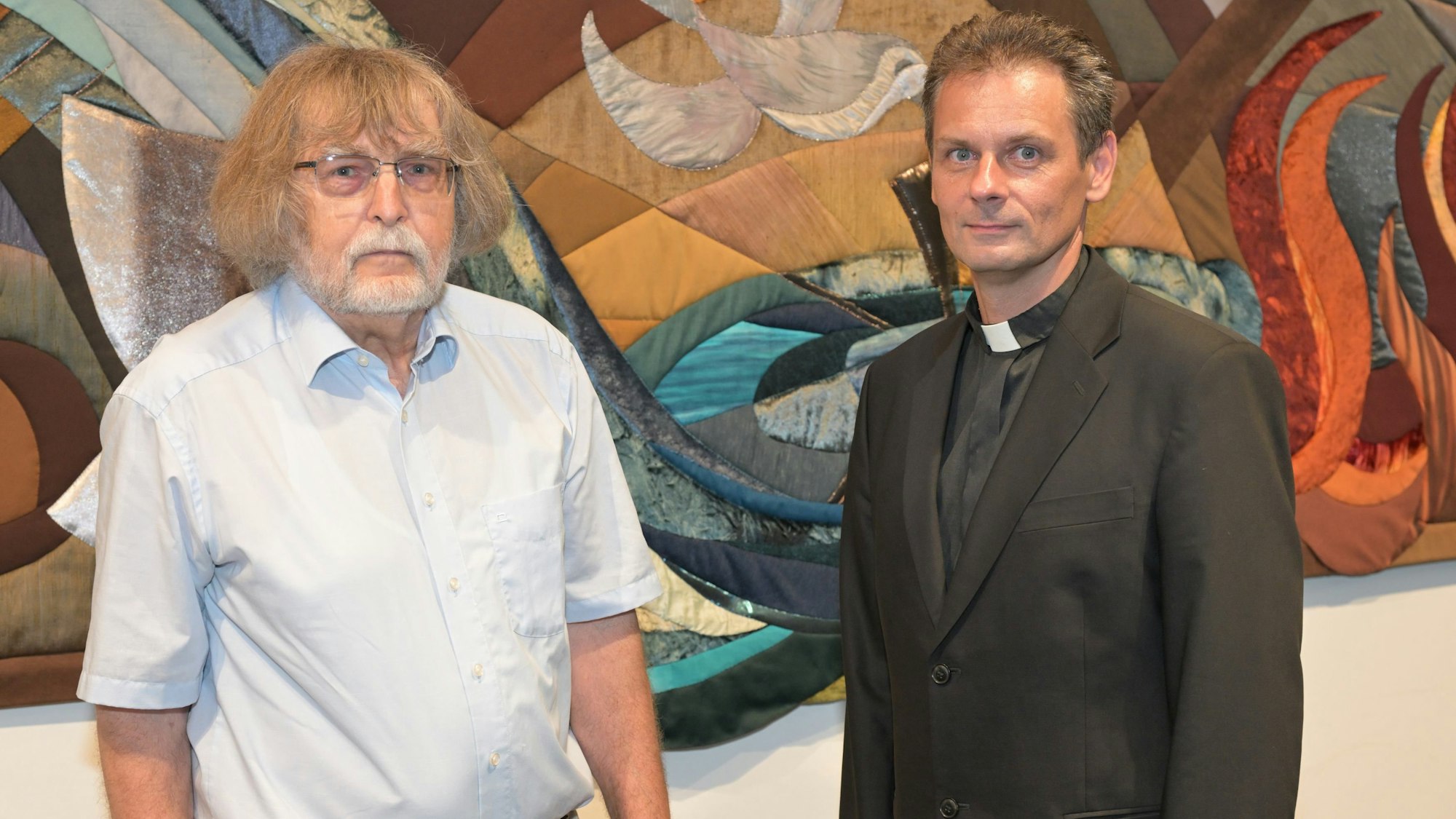 Das Foto zeigt Pfarrer Vale Klesevicius aus Marijampole mit Georg Festerling.