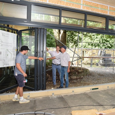Tim Rother, Lukas Schlichtebrede und Ralf Rother (von links) zeigen die Baufortschritte im Anbau des Deutschen Engel-Museums in Engelskirchen.