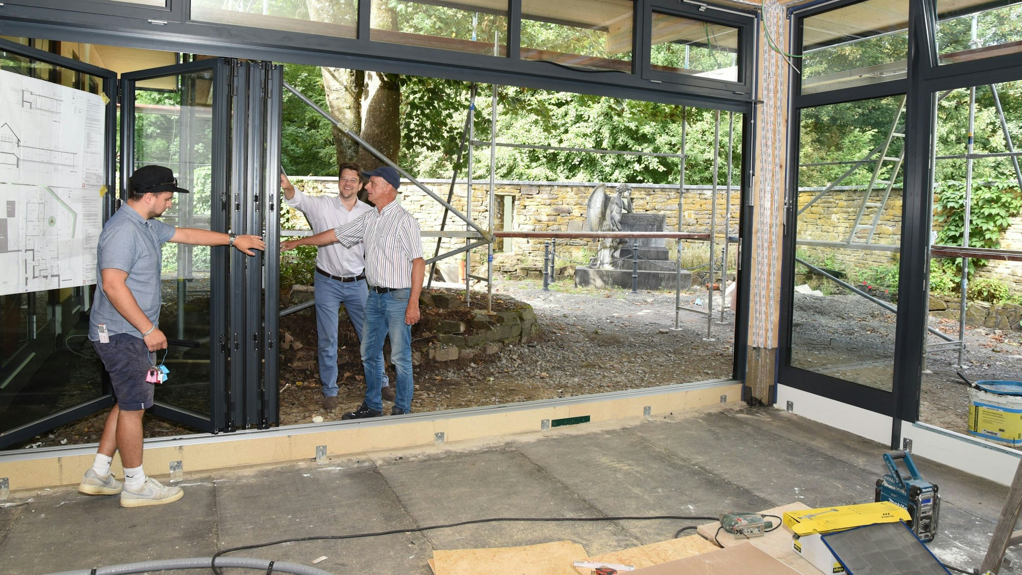Tim Rother, Lukas Schlichtebrede und Ralf Rother (von links) zeigen die Baufortschritte im Anbau des Deutschen Engel-Museums in Engelskirchen.
