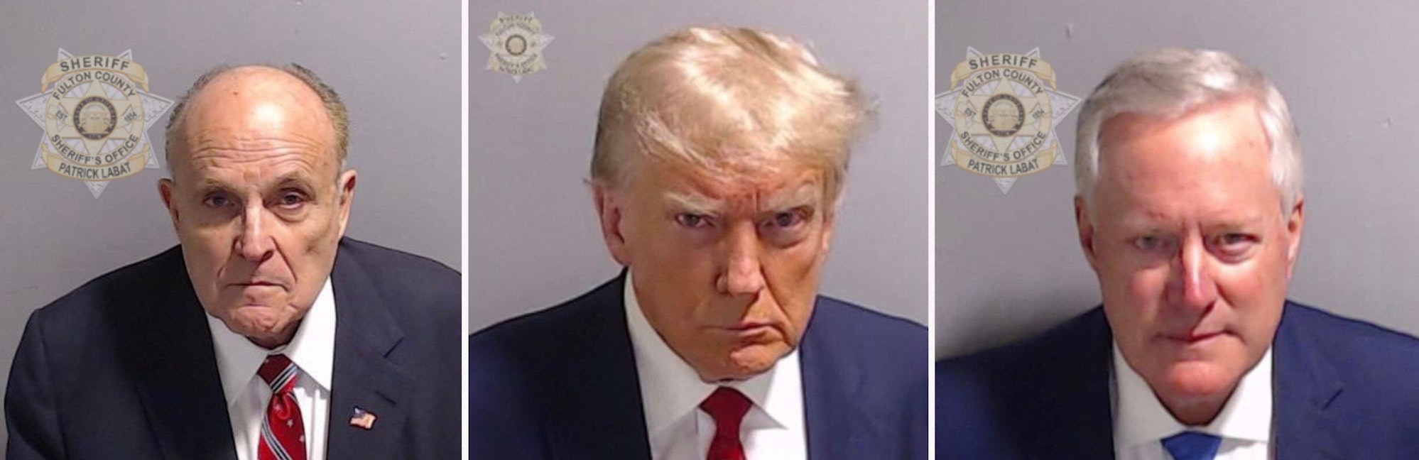 Nicht nur von Donald Trump (M.), sondern auch von seinen Weggefährten Rudy Giuliani (l.) und Mark Meadows (r.) veröffentlichten die Behörden in Fulton sogenante „Mugshots“, also Polizeifotos.