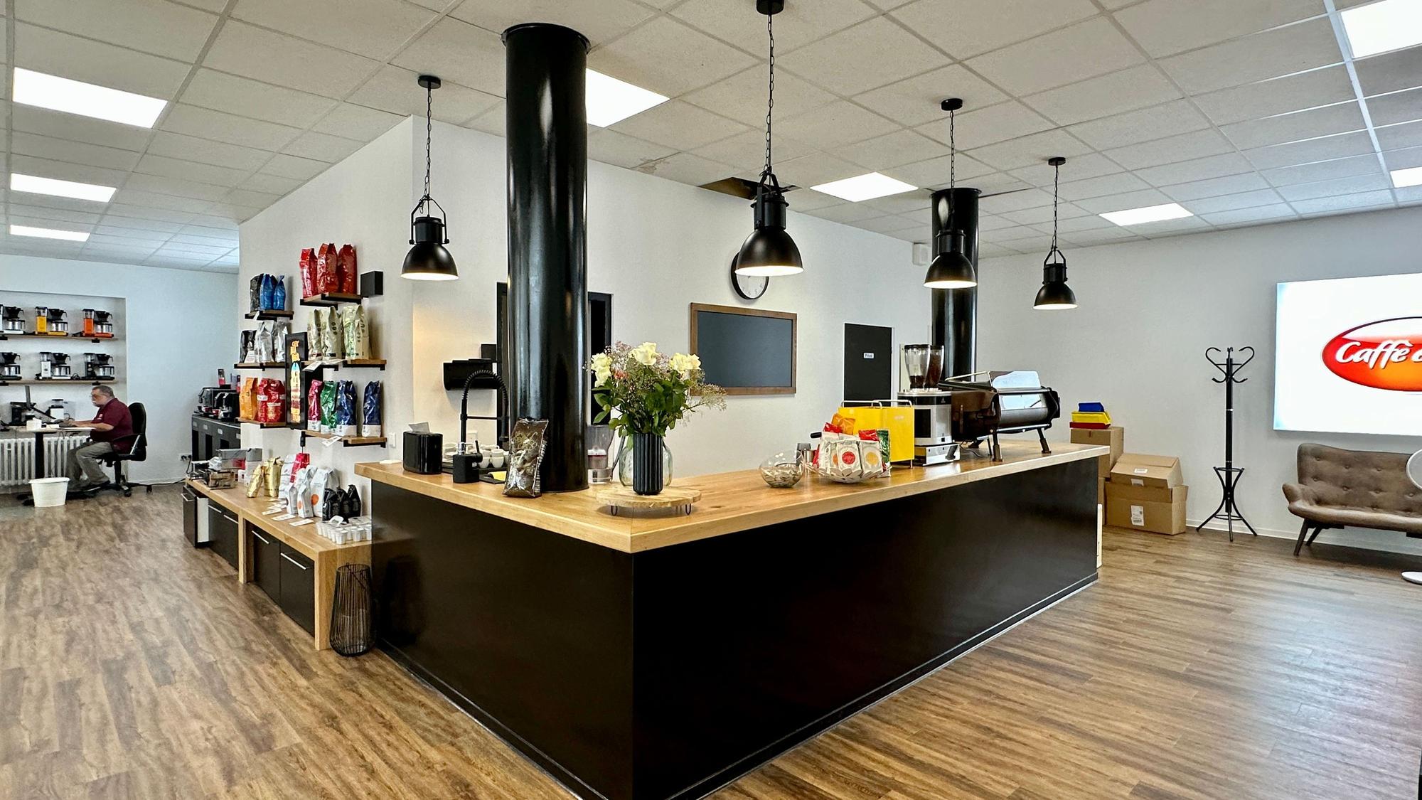 Das Bild zeigt den Innenraum des „Caffè e Vita“ in Köln-Rodenkirchen.