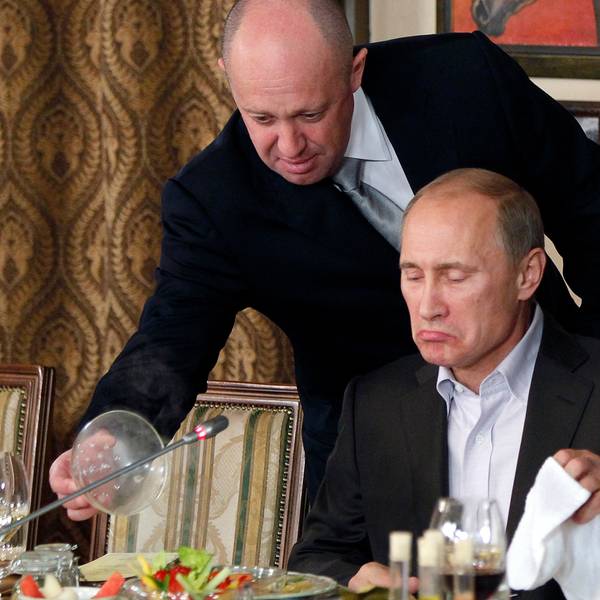 ARCHIV - 11.11.2011, Russland, Moskau: Jewgeni Prigoschin (oben), Chef der Söldnertruppe Wagner, serviert Wladimir Putin, Präsident von Russland, in Prigoschins Restaurant außerhalb von Moskau Essen. Der russische Präsident Putin hat den mutmaßlichen Tod des Chefs der Privatarmee Wagner, Prigoschin, bei einem Flugzeugabsturz indirekt bestätigt. Foto: -/AP/dpa +++ dpa-Bildfunk +++