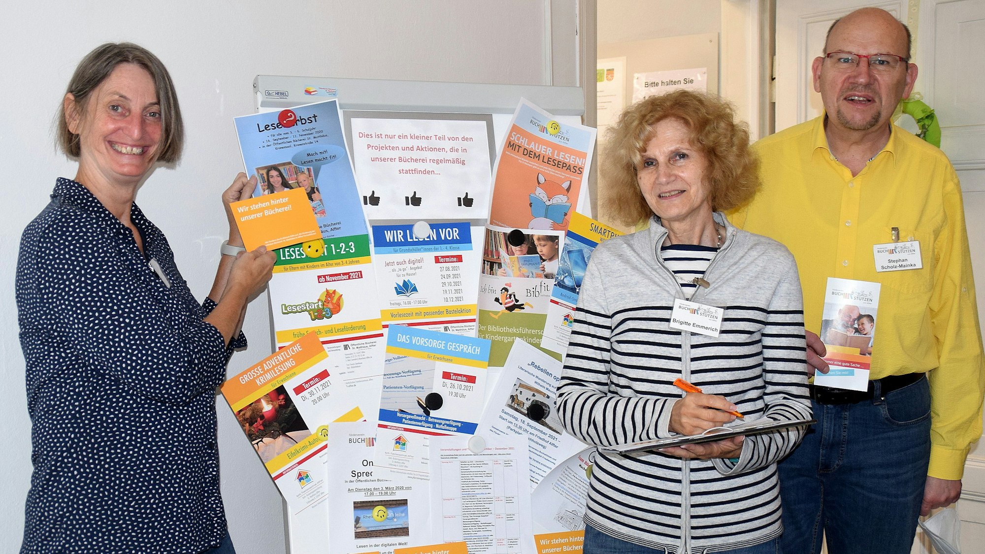 Franzis Steinhauer und Brigitte Emmerich und Stephan Scholz-Mainka vom Förderverein an einem Informationsstand.