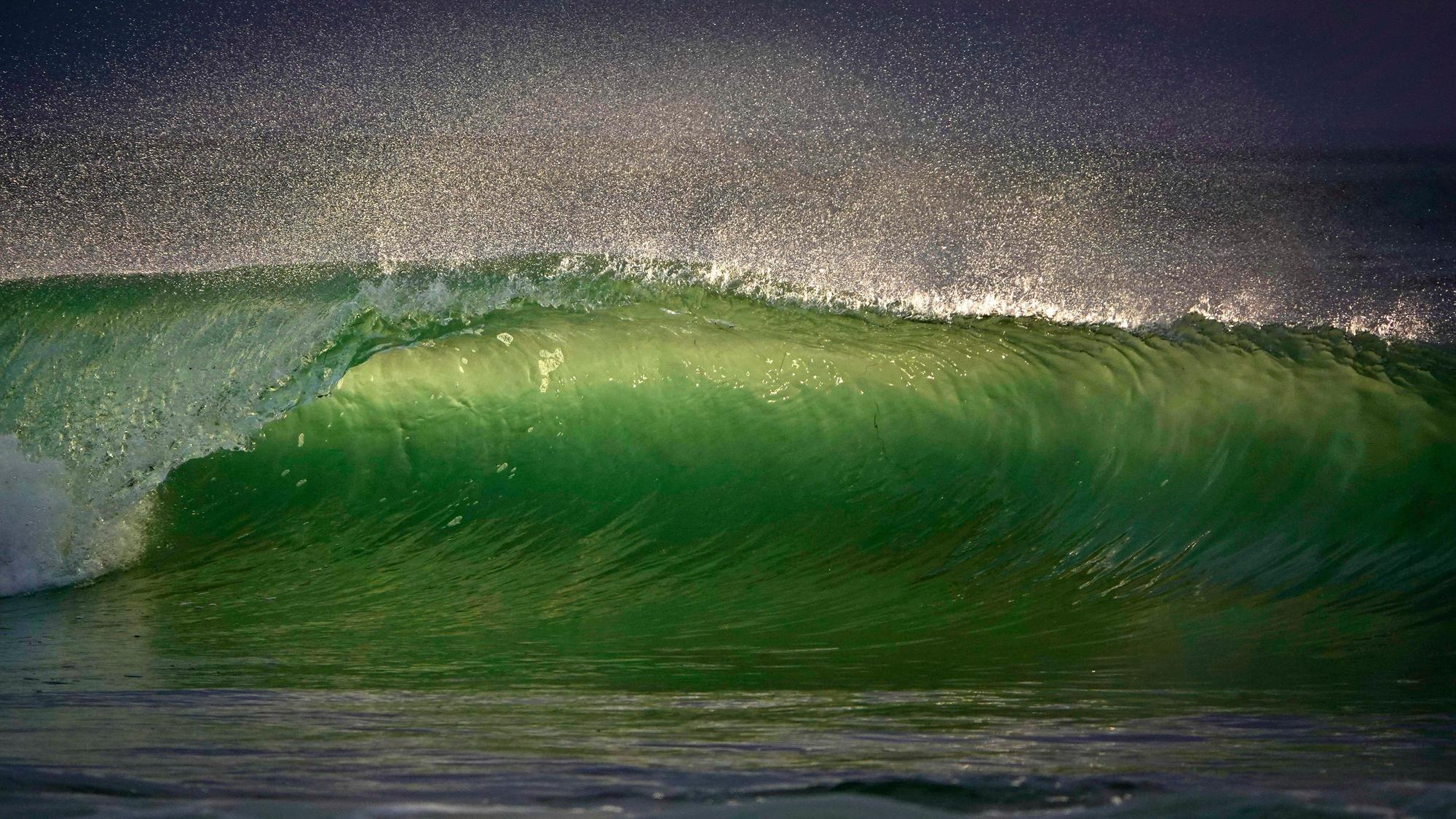 Eine Welle bricht.