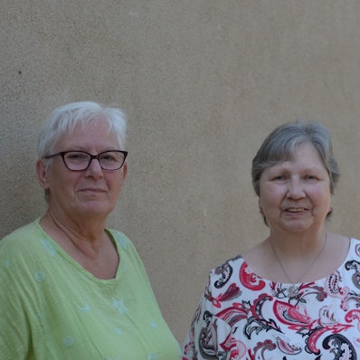 Das Bild zeigt Trudi Fleischhauer (r.) und ihre Stellvertreterin  Renate Schmuck. Sie leiten die Kreuzbund-Gruppe Kuchenheim, die jetzt ihr 40-jähriges Bestehen feierte.