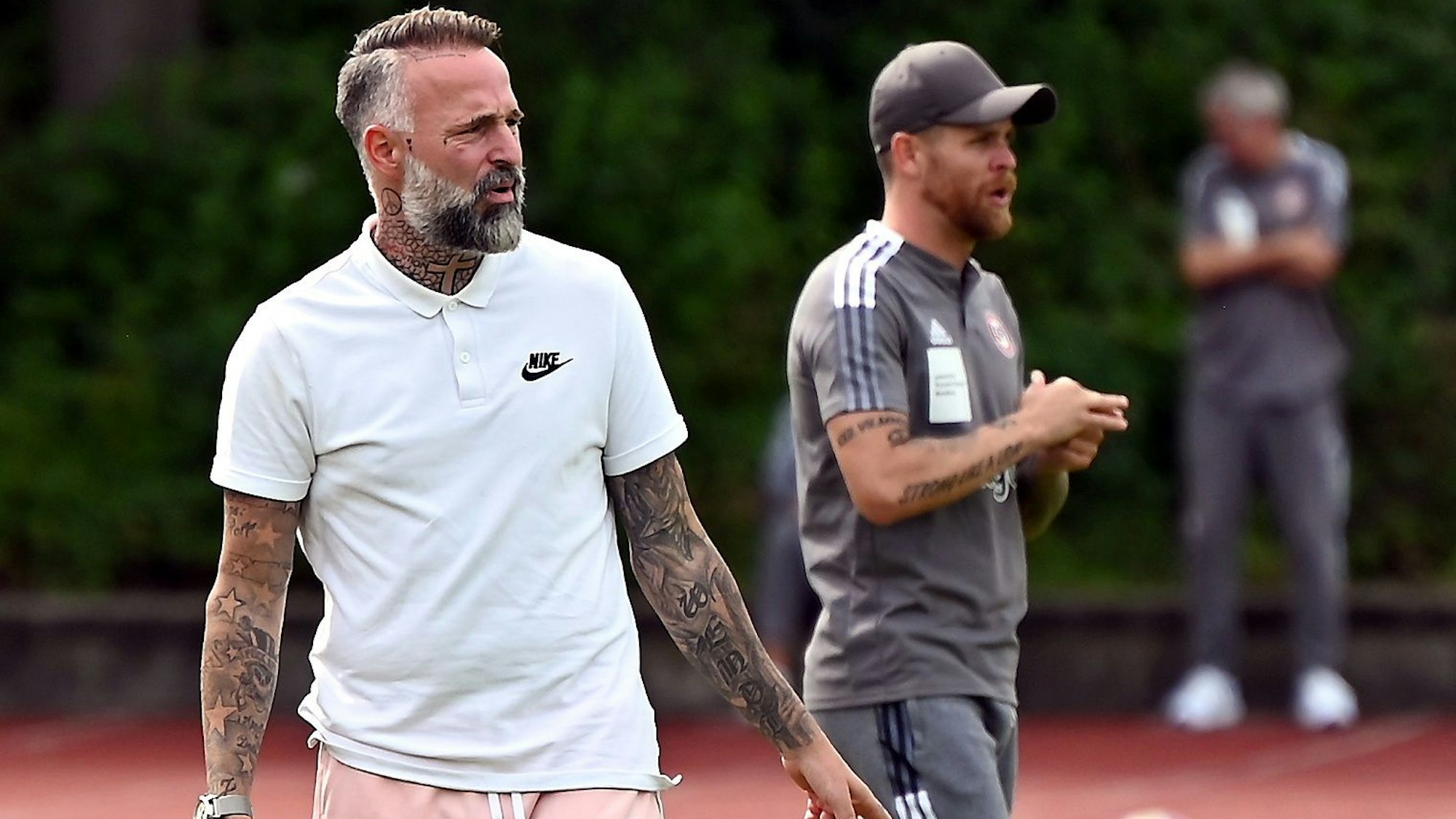 13.08.2023, Fussball-Berg Gladbach 09-SpVg. Porz
links: TR: Jonas Wendt (Porz)
rechts: TR: Mike Wunderlich (Gladb)
Foto: Uli Herhaus