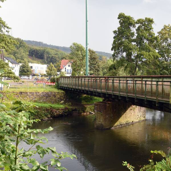 Die Eisenbahnbrücke in Engelskirchen-Loope. Sie wird demnächst durch eine neue Stabbogenbrücke ersetzt.