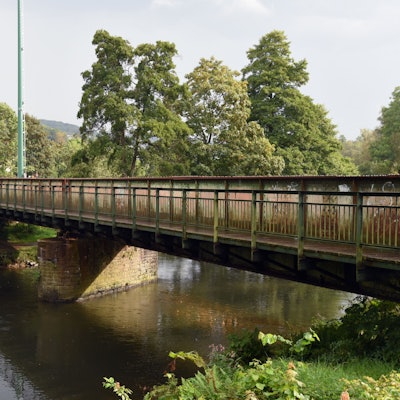 Die Eisenbahnbrücke in Engelskirchen-Loope. Sie wird demnächst durch eine neue Stabbogenbrücke ersetzt.