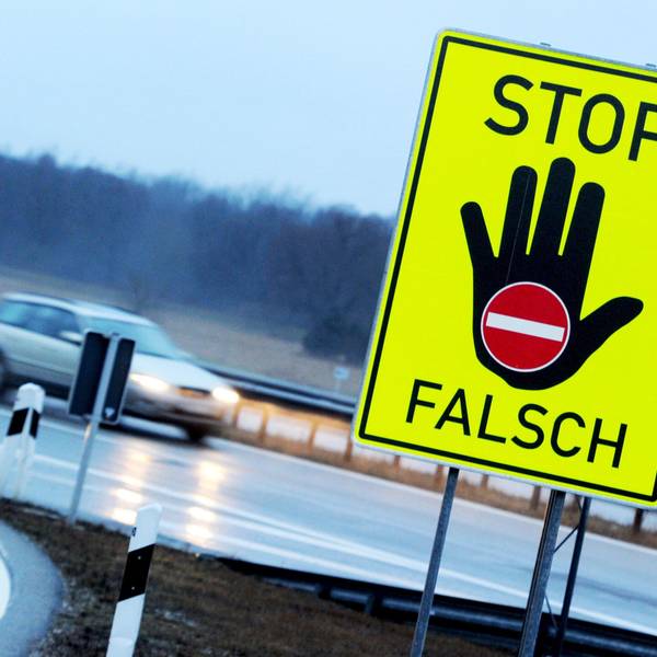 Schild an der Autobahn, das davor warnt, in die falsche Richtung zu fahren