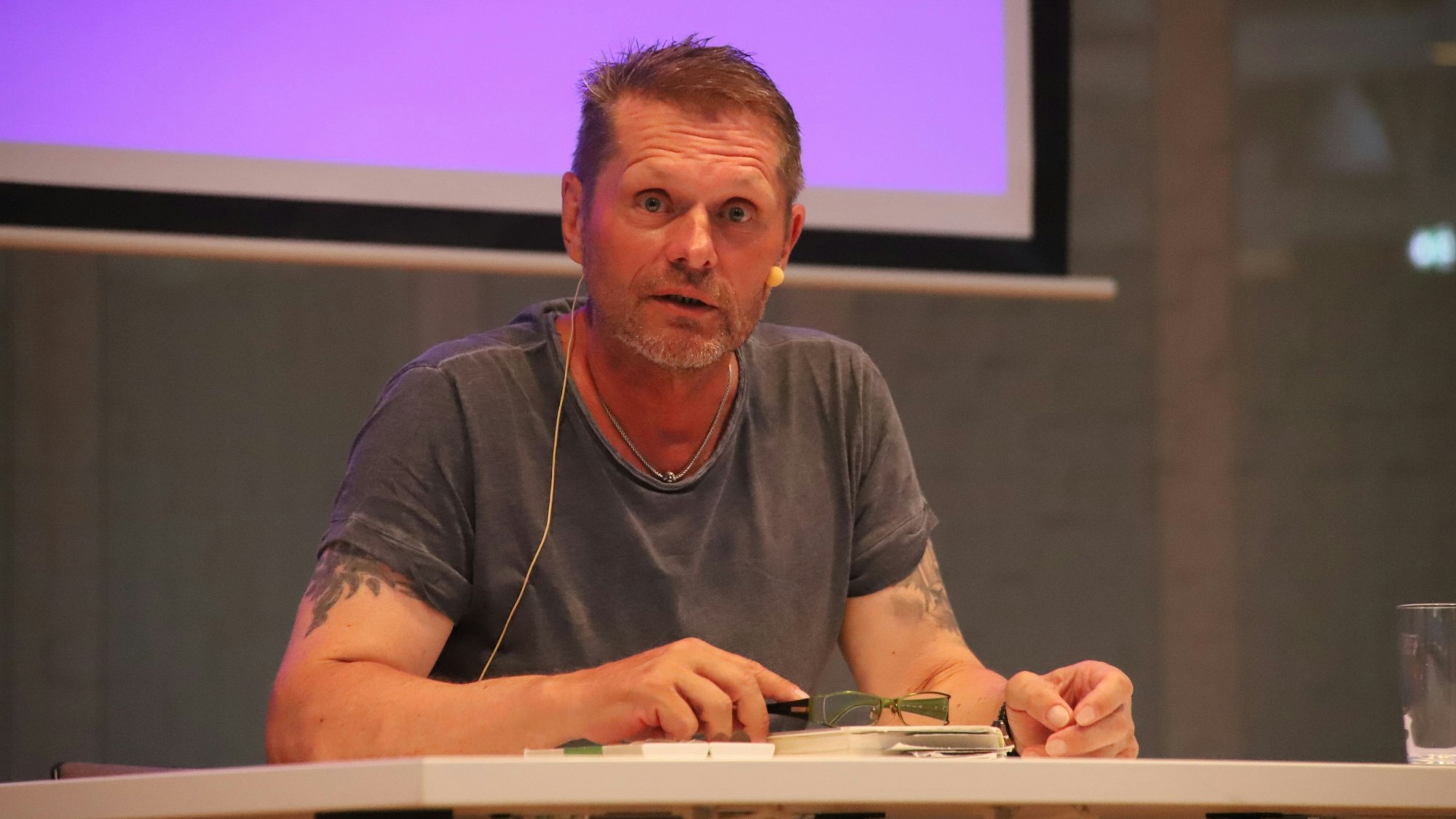 Der ehemalige Nationalspieler Uli Borowka kam zum Vortrag „Volle Pulle“ zu seinem früheren Leben als Alkoholiker auf Einladung des Blauen Kreuzes in die Meys Fabrik.