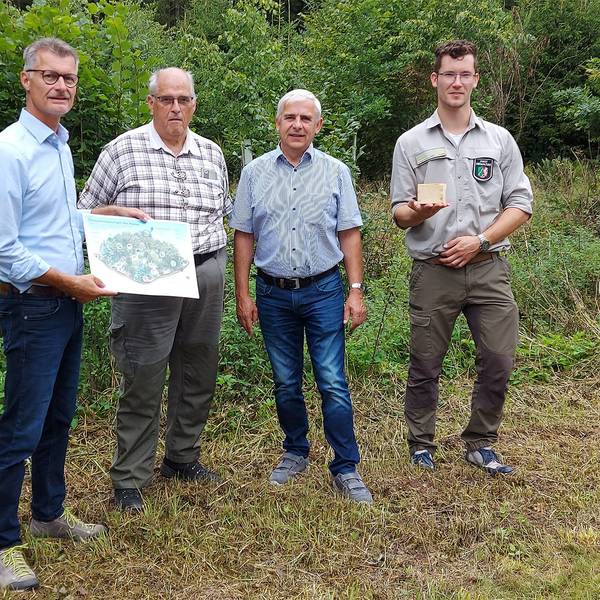 Vier Männer stehen vor einem Wald: Bürgermeister Jan Lembach (v.l.), Revierförster Ditmar Krumpen, Hans-Josef Bohnen, Vorsitzender des Forstausschusses, und Dominik Gertzen vom Regionalforstamt Hocheifel-Zülpicher Börde.
