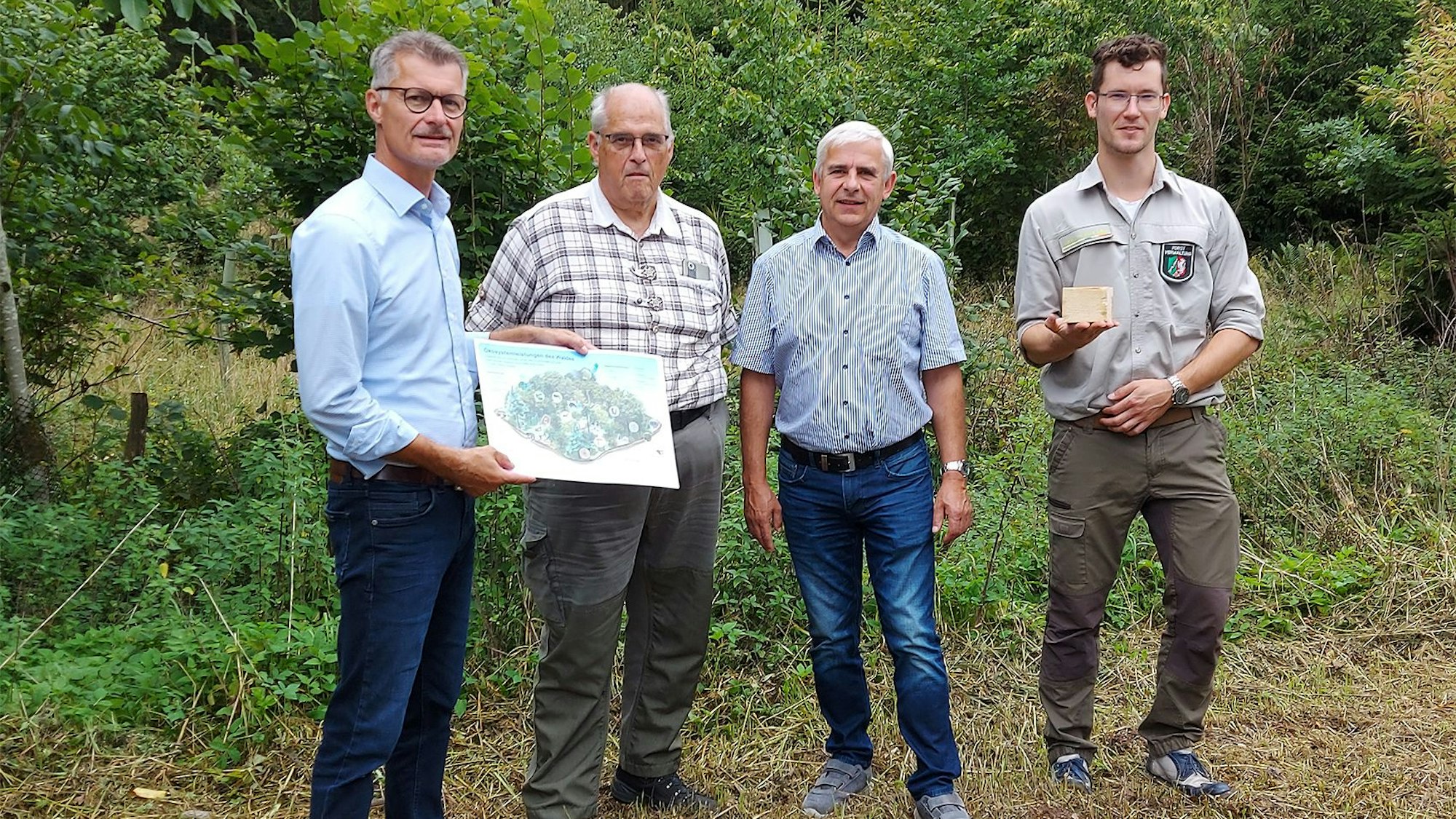 Vier Männer stehen vor einem Wald: Bürgermeister Jan Lembach (v.l.), Revierförster Ditmar Krumpen, Hans-Josef Bohnen, Vorsitzender des Forstausschusses, und Dominik Gertzen vom Regionalforstamt Hocheifel-Zülpicher Börde.