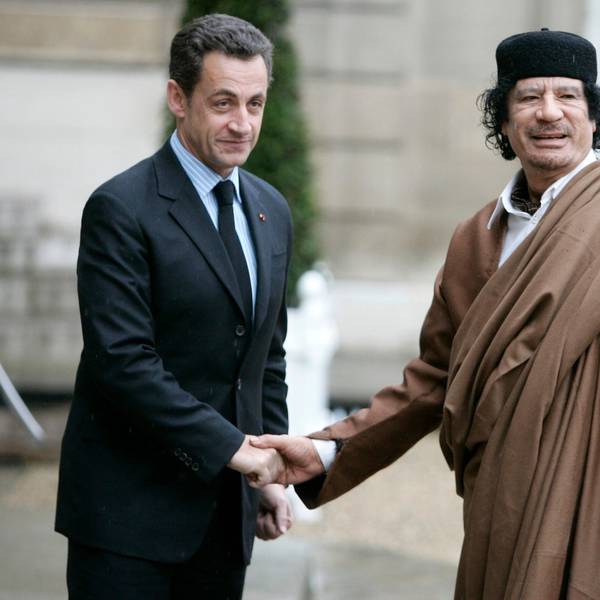 Der französische Präsident Nicolas Sarkozy, links, begrüßt den libyschen Staatschef Oberst Moammar Gaddafi bei seiner Ankunft im Elysee-Palast in Paris am 10. Dezember 2007.