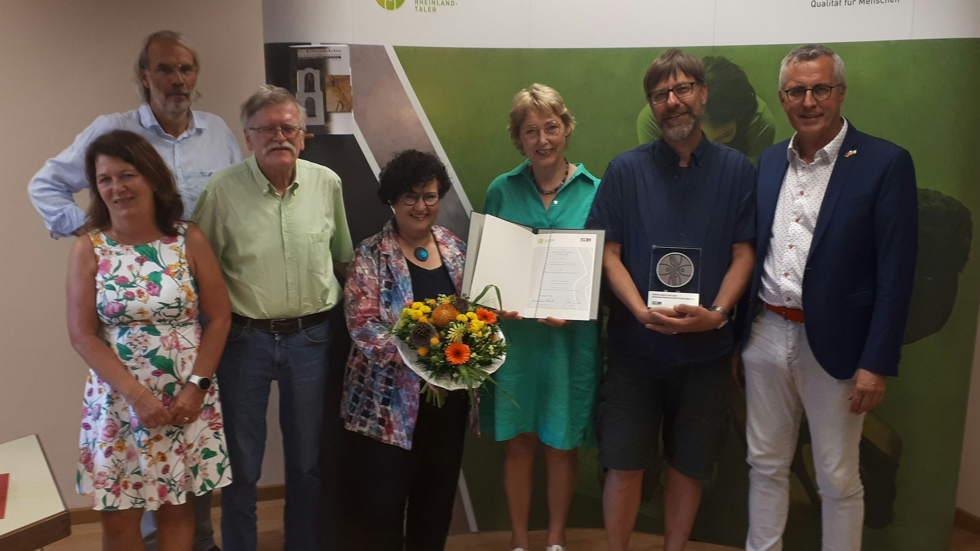 Menschen stehen nebeneiander.