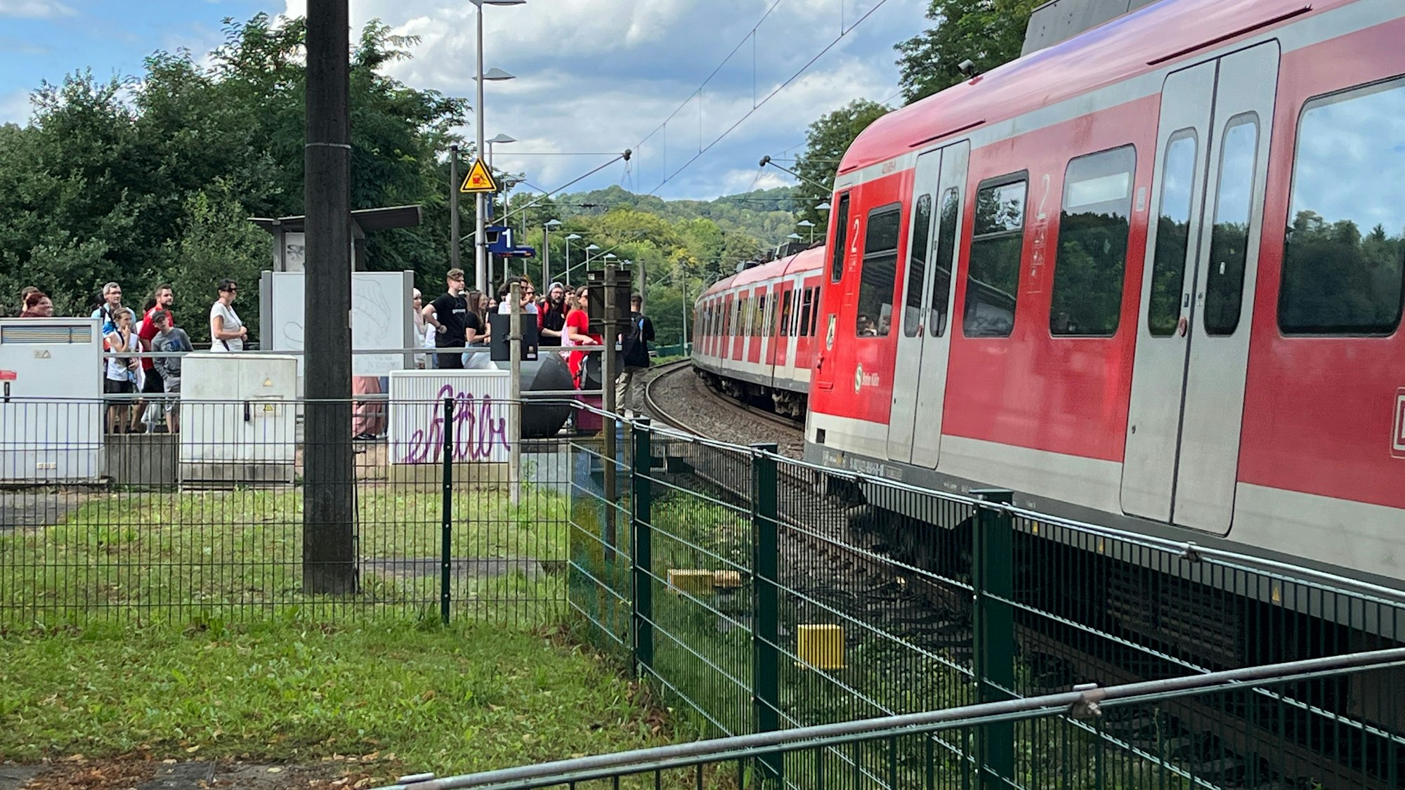 Nach einem Bremsschaden musste ein Zug auf der Siegtalstrecke zunächst auf offener Strecke stehen bleiben, konnte später dann aber in Bahnhof Eitorf-Merten rollen. Dort konnten die Fahrgäste in einen anderen Zug umsteigen. Sie begrüßten den einfahrenden Ersatzzug mit Applaus.