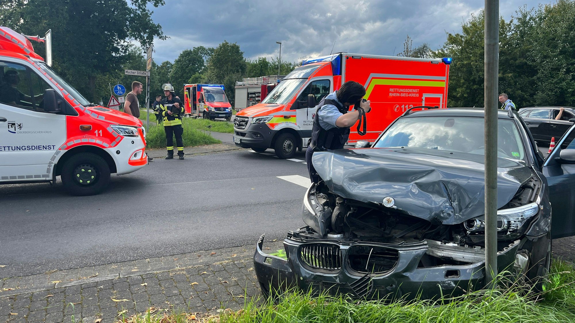 Bei einem Verkehrsunfall in Ruppichteroth sind vier Menschen verletzt worden, einer davon schwer.