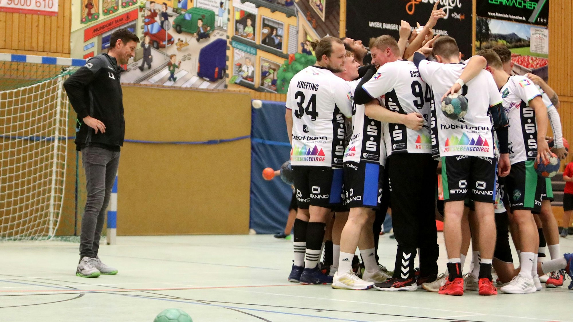 HSG Siebengebirge mit Trainer Lars Degenhardt (links)