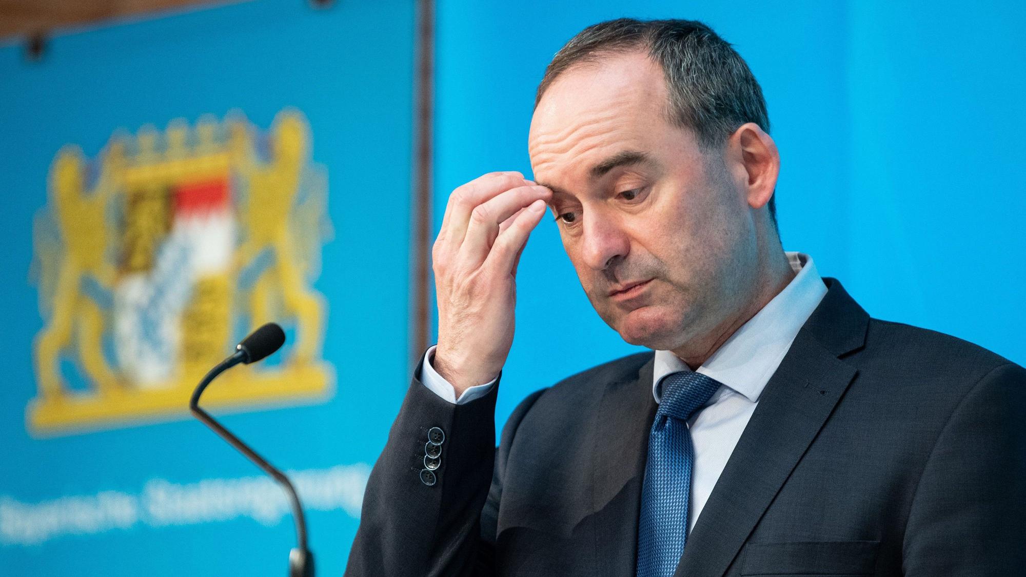 ARCHIV - 27.04.2021, Bayern, München: Hubert Aiwanger, Wirtschaftsminister und Landesvorsitzender der Freien Wähler in Bayern, fasst sich auf der Pressekonferenz nach einer Sitzung des bayerischen Kabinetts an die Augenbraue. (zu "Vorwürfe gegen Aiwanger wegen Flugblatts - Söder fordert Aufklärung") Foto: Matthias Balk/dpa +++ dpa-Bildfunk +++