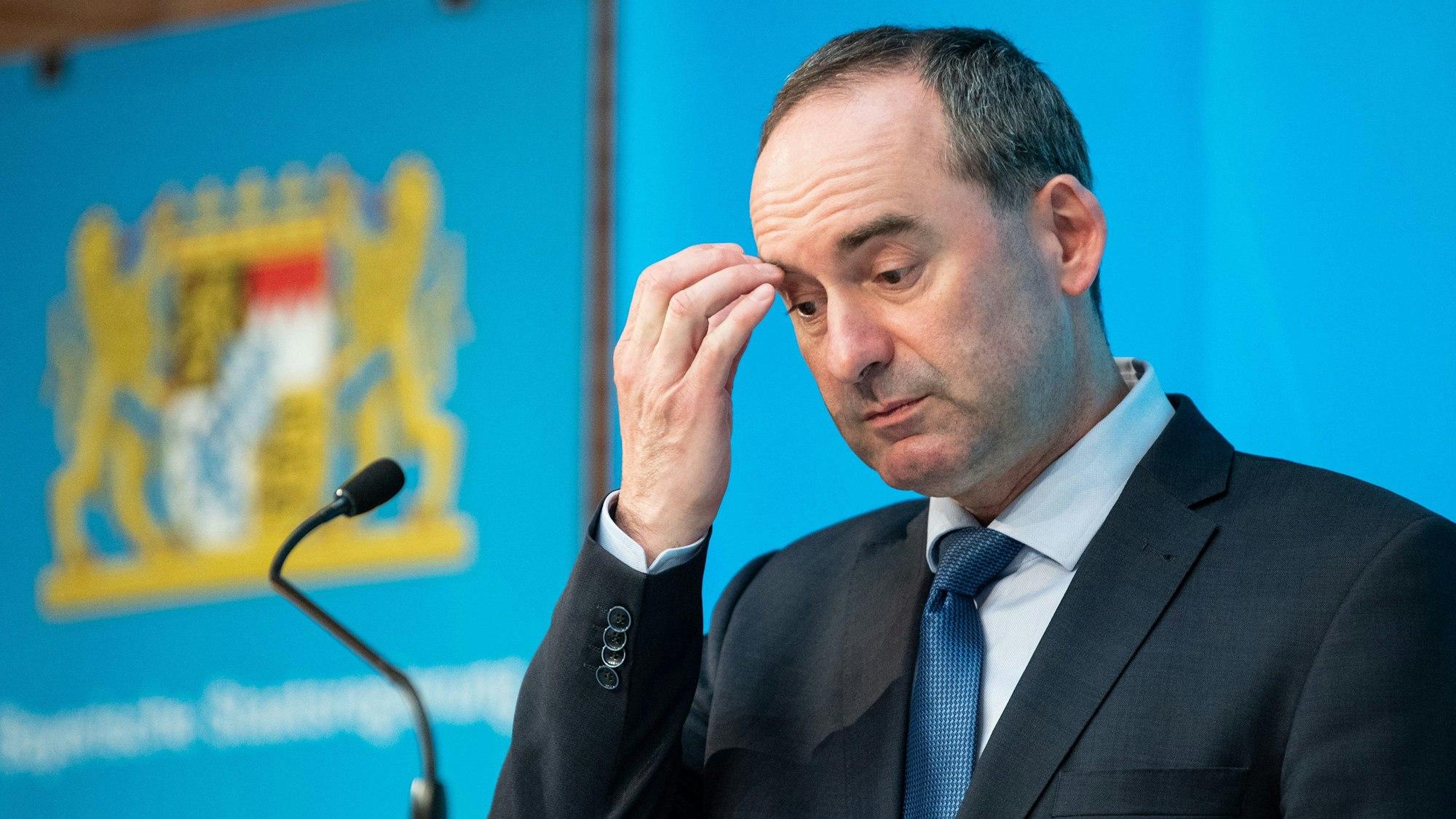 ARCHIV - 27.04.2021, Bayern, München: Hubert Aiwanger, Wirtschaftsminister und Landesvorsitzender der Freien Wähler in Bayern, fasst sich auf der Pressekonferenz nach einer Sitzung des bayerischen Kabinetts an die Augenbraue. (zu "Vorwürfe gegen Aiwanger wegen Flugblatts - Söder fordert Aufklärung") Foto: Matthias Balk/dpa +++ dpa-Bildfunk +++