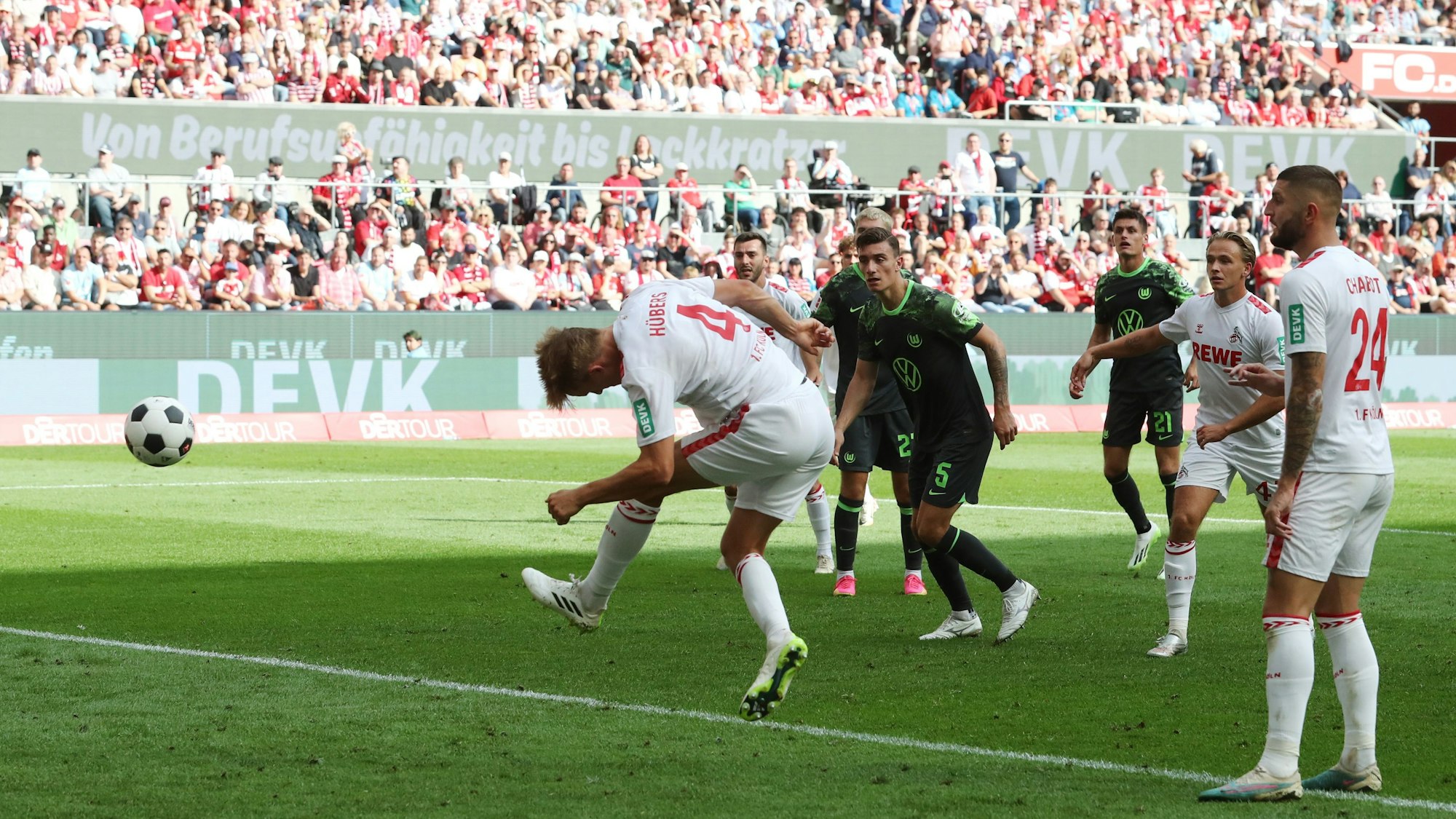 1.FC Köln vs. VFL Wolfsburg, 2. Spieltag, 26.08.2023, 15.30 Uhr, Timo Hübers (1. FC Köln) mit einer Kopfballchance, Bild: Herbert Bucco