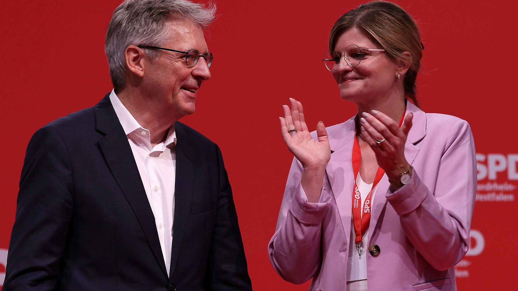 26.08.2023, Nordrhein-Westfalen, Münster: Achim Post und Sarah Philipp stehen nach der Wahl für den Vorsitz der nordrhein-westälischen SPD auf der Bühne beim SPD-Landesparteitag. Beide wurden mit großer Mehrheit gewählt, damit hat die nordrhein-westfälische SPD erstmals eine Doppelspitze. Foto: David Young/dpa +++ dpa-Bildfunk +++