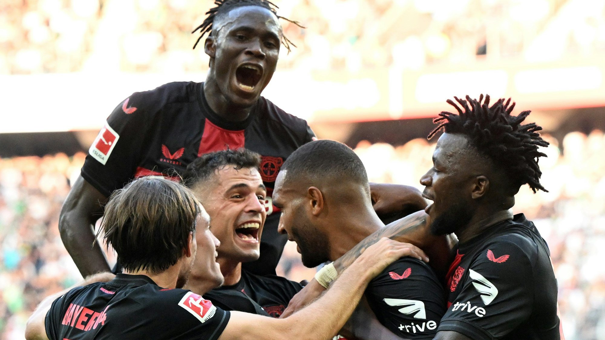 26.08.2023, Nordrhein-Westfalen, Mönchengladbach: Fußball: Bundesliga, Borussia Mönchengladbach - Bayer Leverkusen, 2. Spieltag, Stadion im Borussia-Park. Leverkusens Jonas Hofmann (r-l), Granit Xhaka, Odilon Kossounou, Jonathan Tah und Edmond Tapsoba bejubeln das Tor zum 0:2. Foto: Federico Gambarini/dpa - WICHTIGER HINWEIS: Gemäß den Vorgaben der DFL Deutsche Fußball Liga bzw. des DFB Deutscher Fußball-Bund ist es untersagt, in dem Stadion und/oder vom Spiel angefertigte Fotoaufnahmen in Form von Sequenzbildern und/oder videoähnlichen Fotostrecken zu verwerten bzw. verwerten zu lassen. +++ dpa-Bildfunk +++