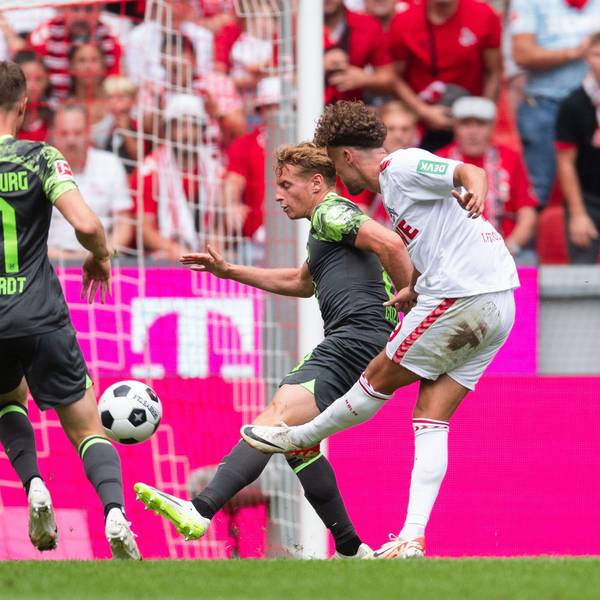 26.08.2023, Nordrhein-Westfalen, Köln: Fußball: Bundesliga, 1. FC Köln - VfL Wolfsburg, 2. Spieltag, RheinEnergieStadion. Kölns Luca Waldschmidt (r) trifft zur 1:0 Führung. Daneben stehen Wolfsburgs Yannick Gerhardt (l) und Nicolas Cozza. Foto: Marius Becker/dpa - WICHTIGER HINWEIS: Gemäß den Vorgaben der DFL Deutsche Fußball Liga bzw. des DFB Deutscher Fußball-Bund ist es untersagt, in dem Stadion und/oder vom Spiel angefertigte Fotoaufnahmen in Form von Sequenzbildern und/oder videoähnlichen Fotostrecken zu verwerten bzw. verwerten zu lassen. +++ dpa-Bildfunk +++