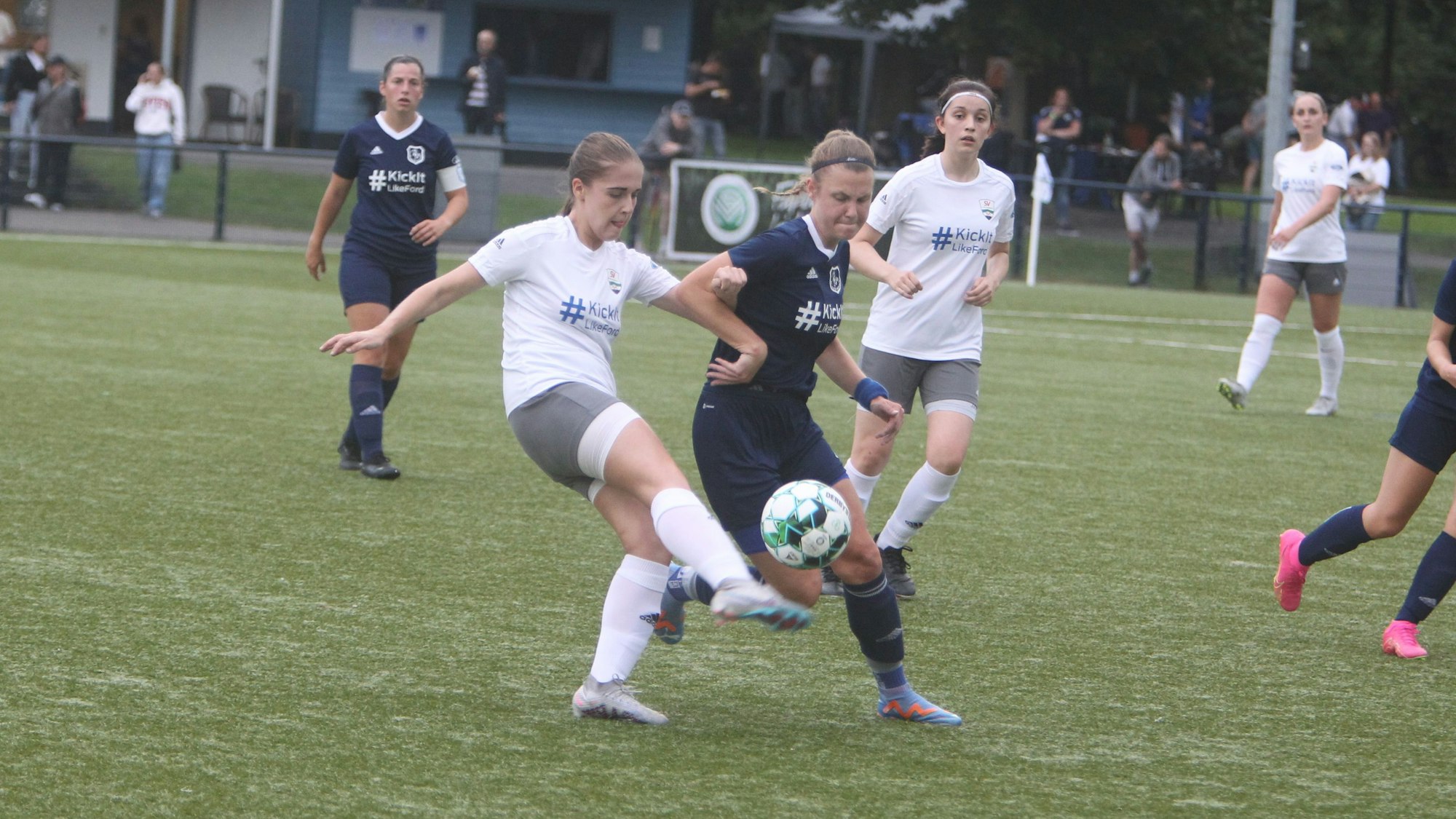 Laura Marx (links) und Lea Bindseil