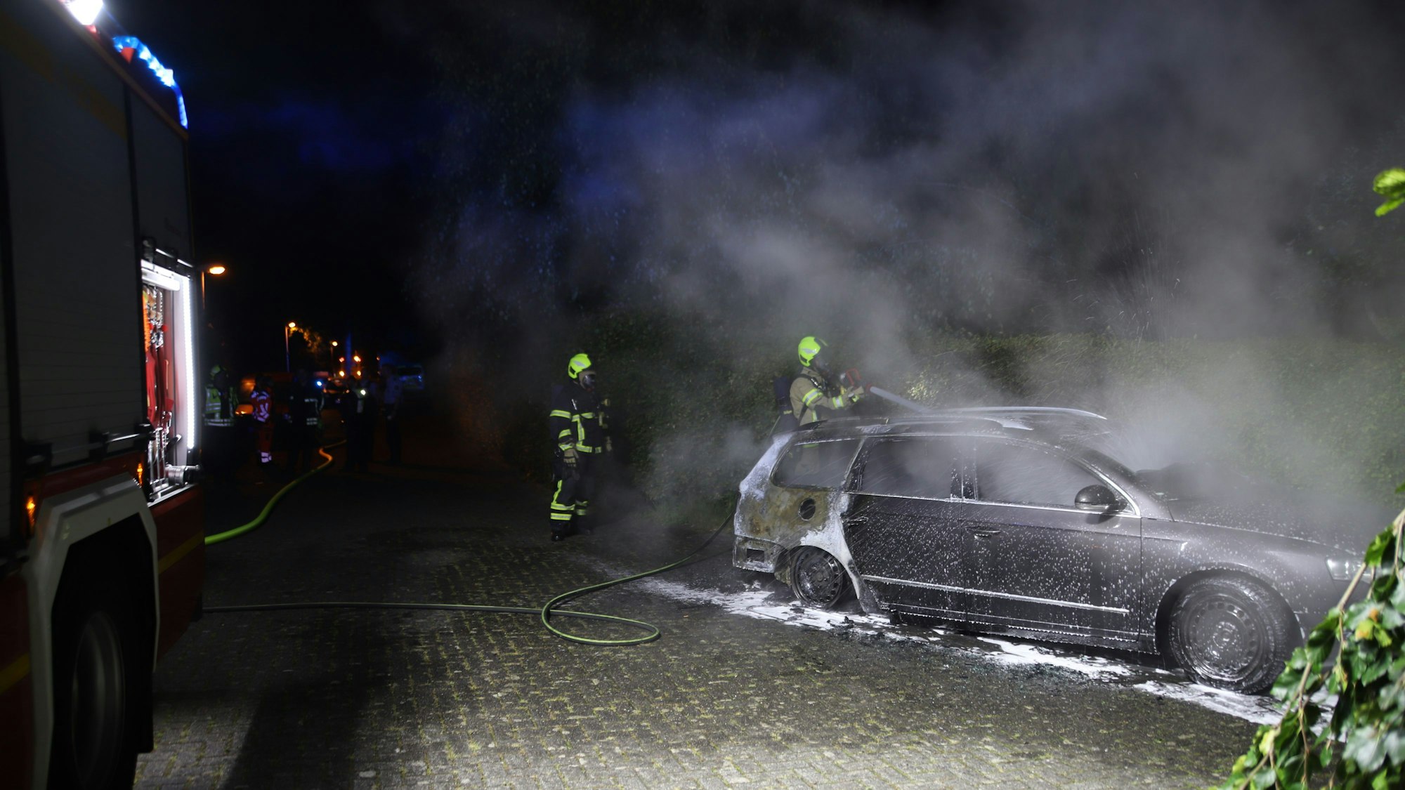 In Hangelar-Süd brannte an der Mozartstraße ein Auto. Die Familie war wenige Stunden zuvor aus dem Urlaub zurückgekehrt.