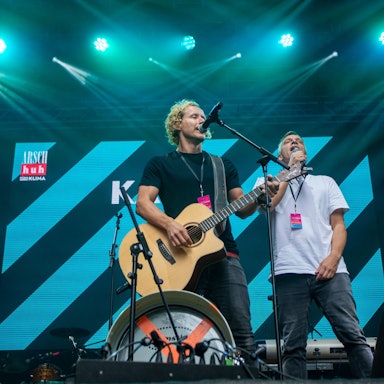 Zwei Musiker stehen auf der Bühne.