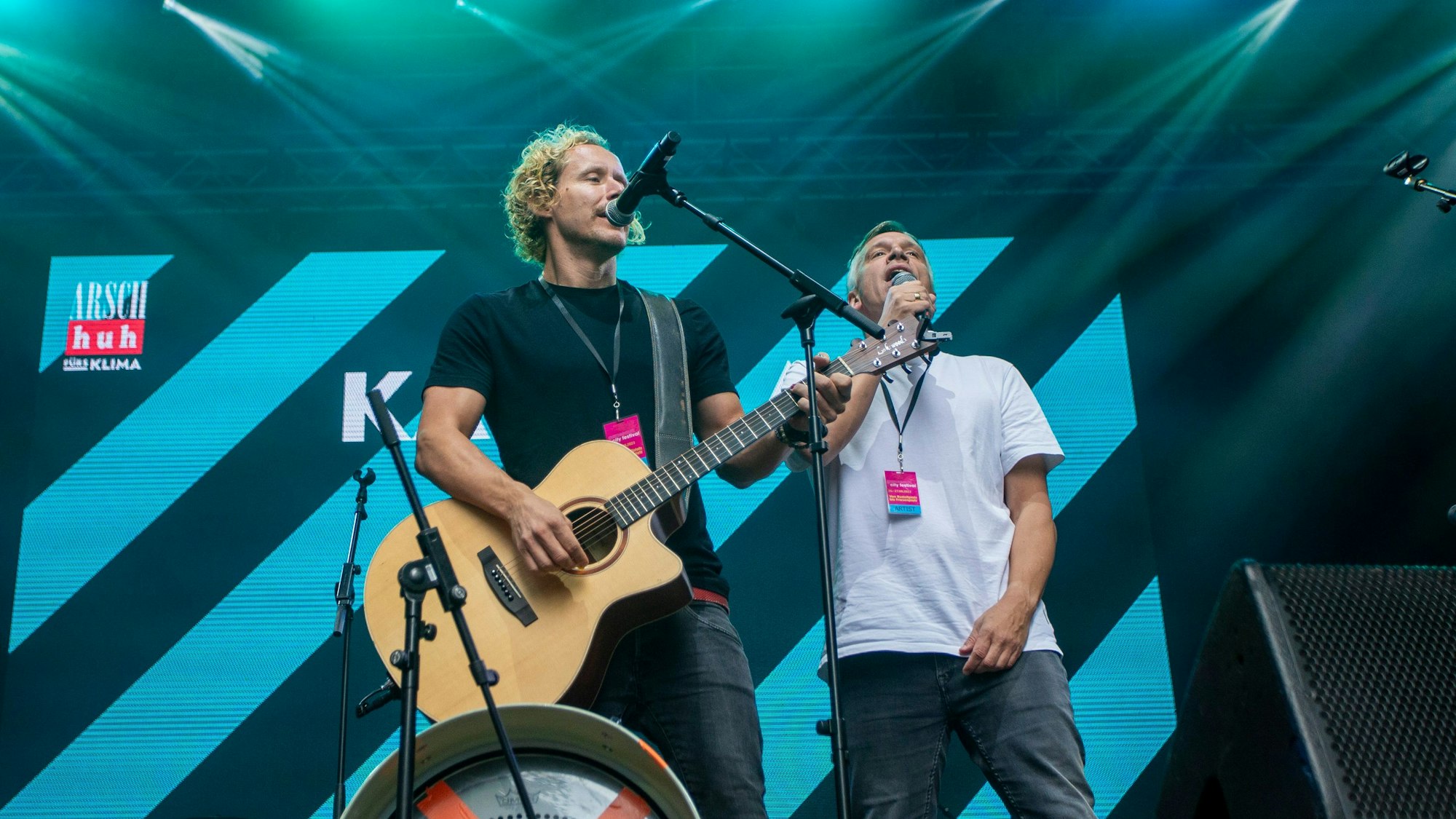 Zwei Musiker stehen auf der Bühne.