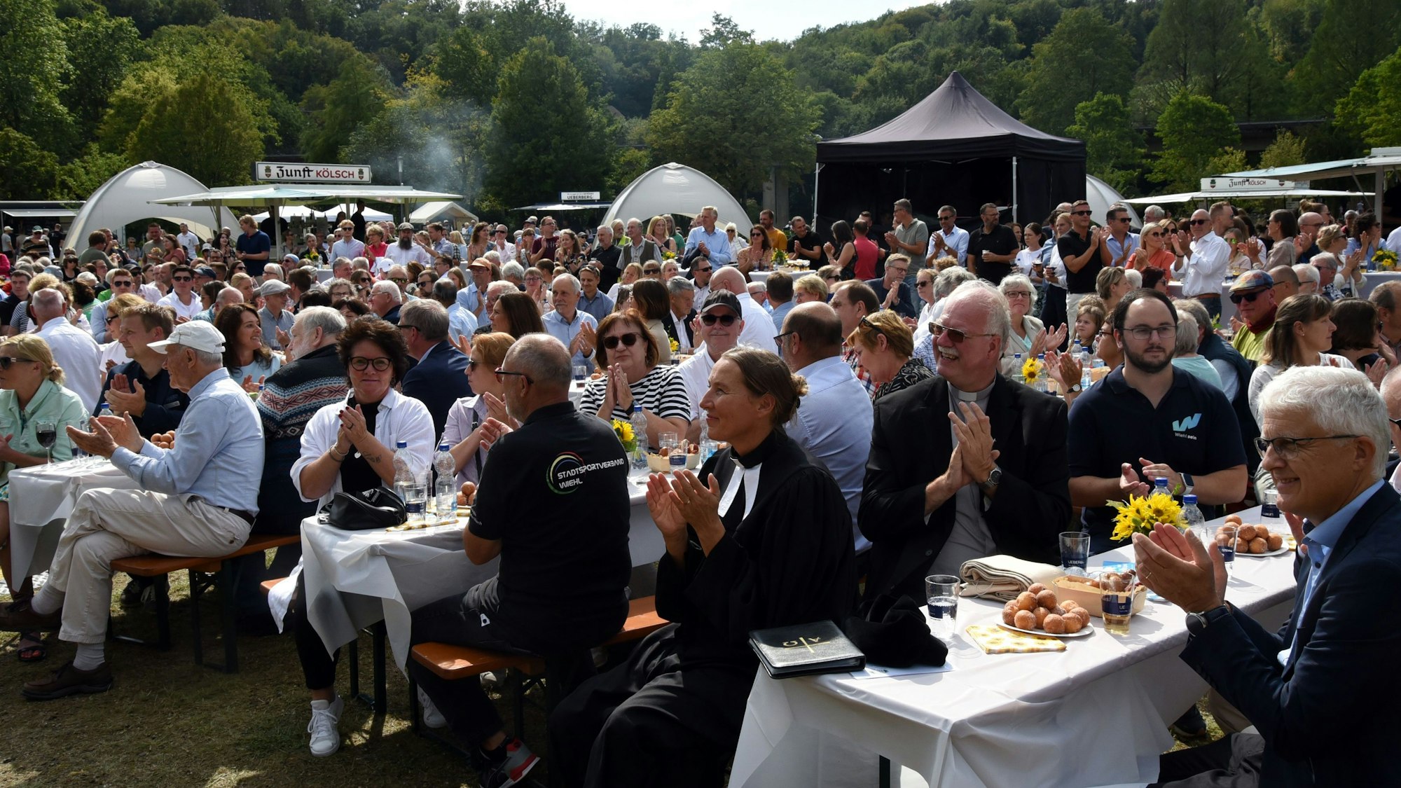 Pickepackevoll war der Bereich für Wiehls Ehrengäste bei Eröffnungsakt am Samstag – und das bei strahlendem Sonnenschein.
