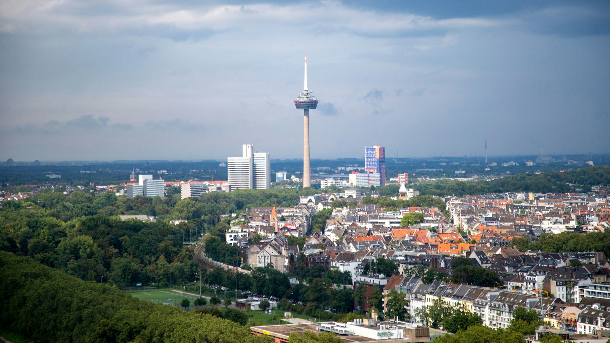 Blick auf den Fernsehturm, das Herkuleshochhaus und den Inneren Grüngürtel.