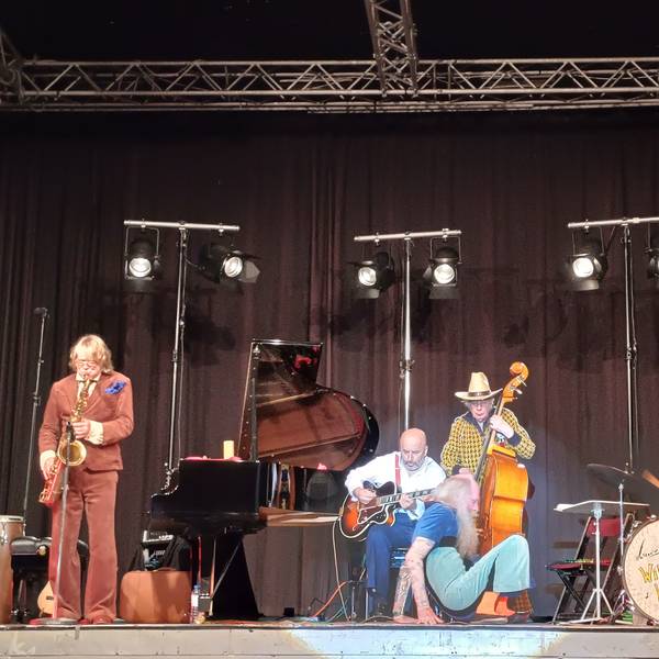 Helge Schneider plus Band improvisieren musikalisch, Sergej Gleithmann untermalt dies durch graziles Turnen.