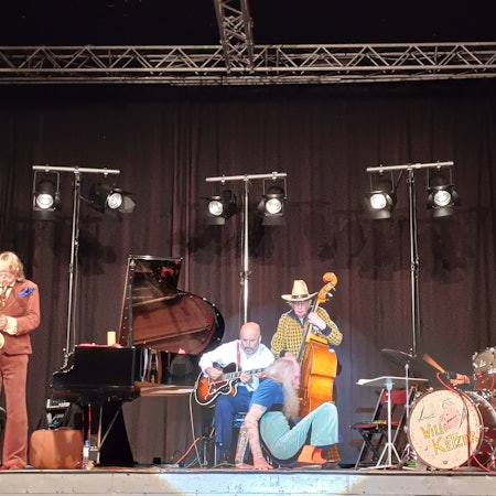 Helge Schneider plus Band improvisieren musikalisch, Sergej Gleithmann untermalt dies durch graziles Turnen.