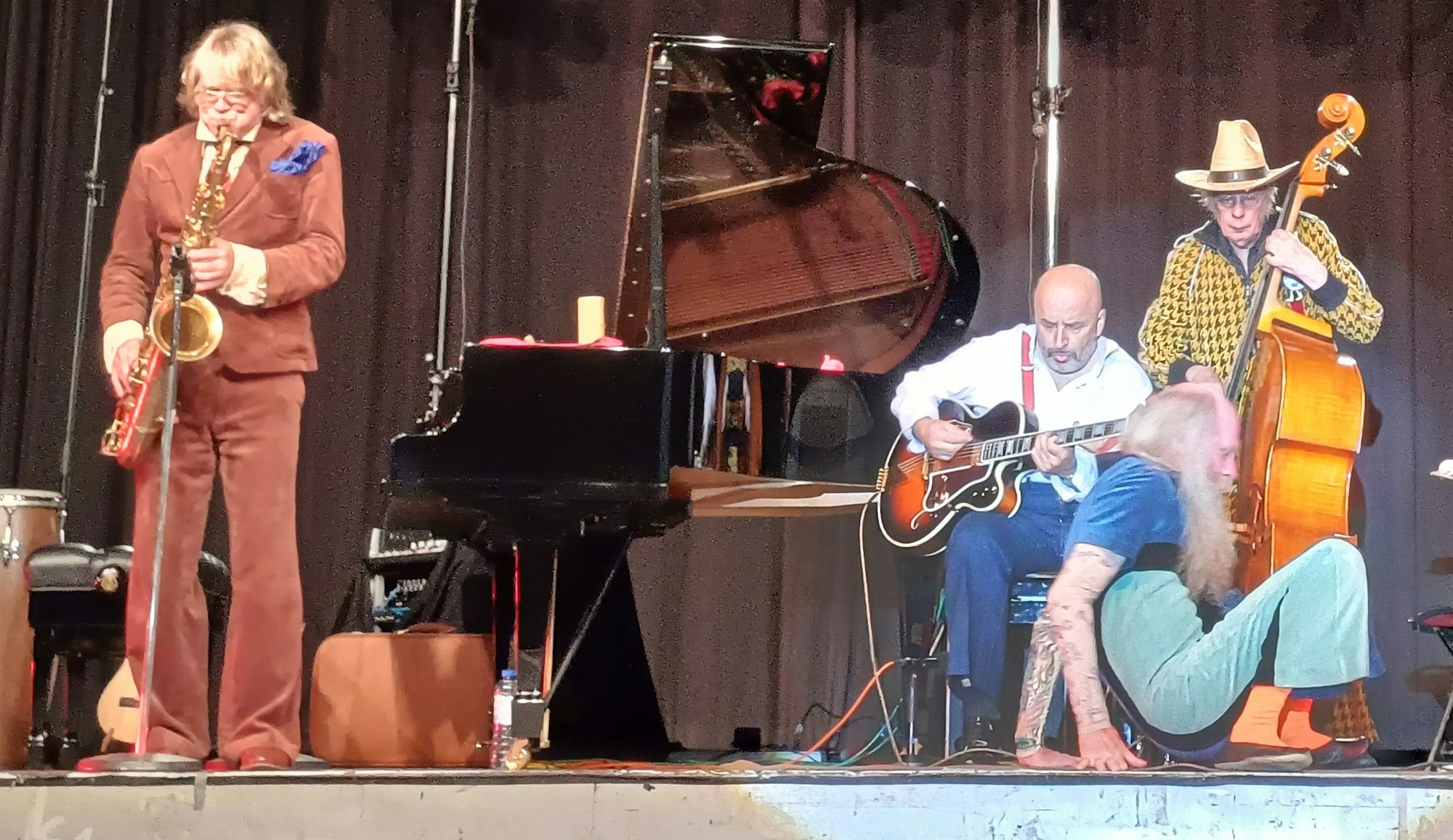 Helge Schneider plus Band improvisieren musikalisch, Sergej Gleithmann untermalt dies durch graziles Turnen.